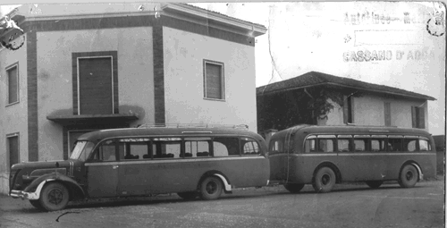 Fondatori SAI con i primi autobus